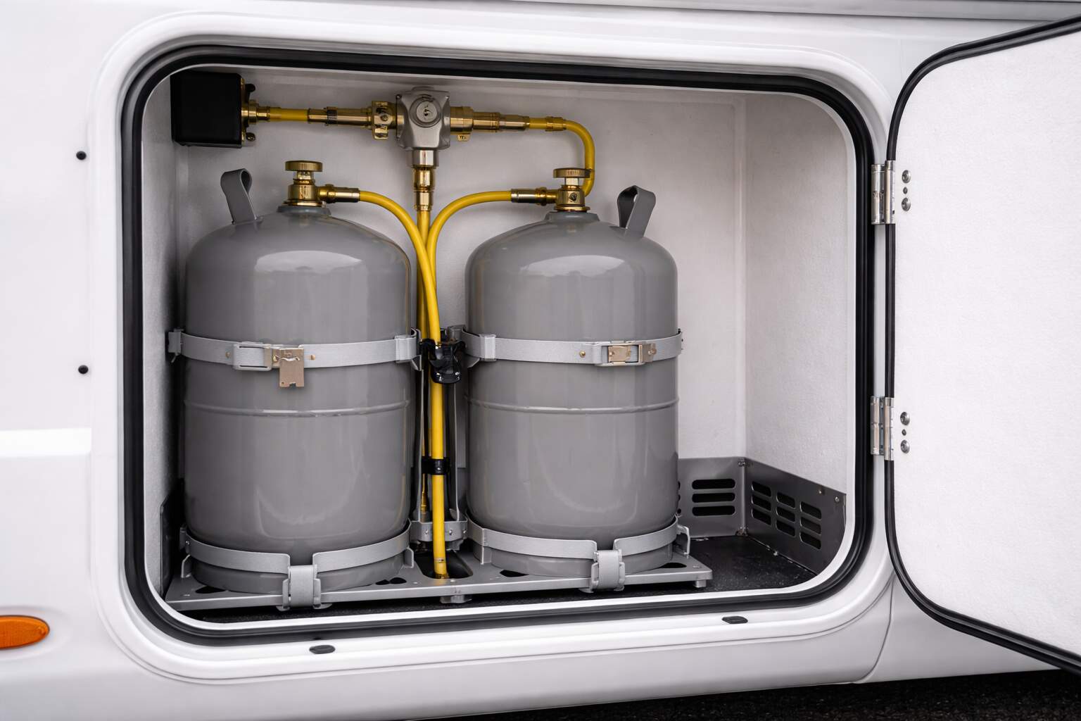 Gasflaschenfach im Wohnmobil – Prüfung bei der Übergabe