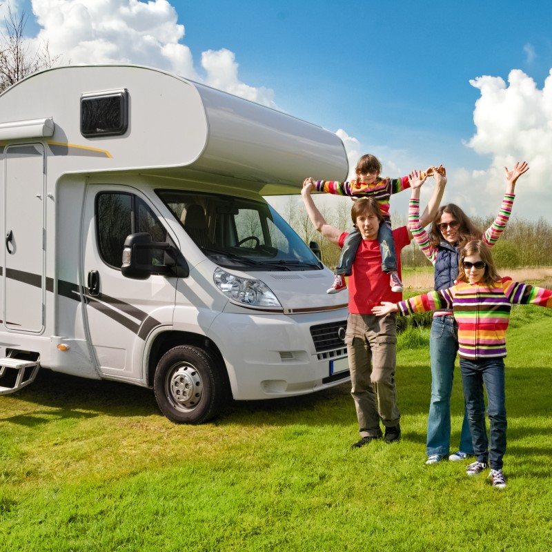 Alkoven-Wohnmobil mit Schlafkoje über dem Fahrerhaus