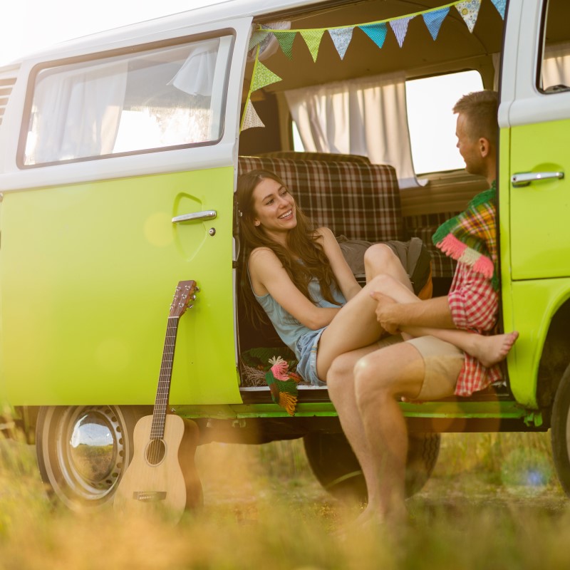 Campingbus am Meer bei Sonnenuntergang