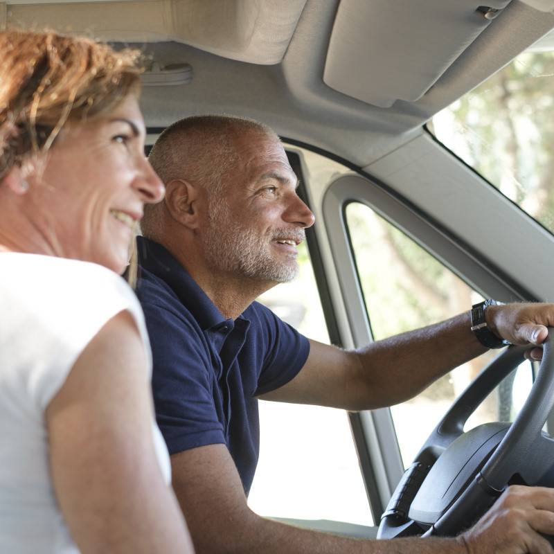 Teilintegriertes Wohnmobil mit integriertem Wohnaufbau hinter dem Fahrerhaus