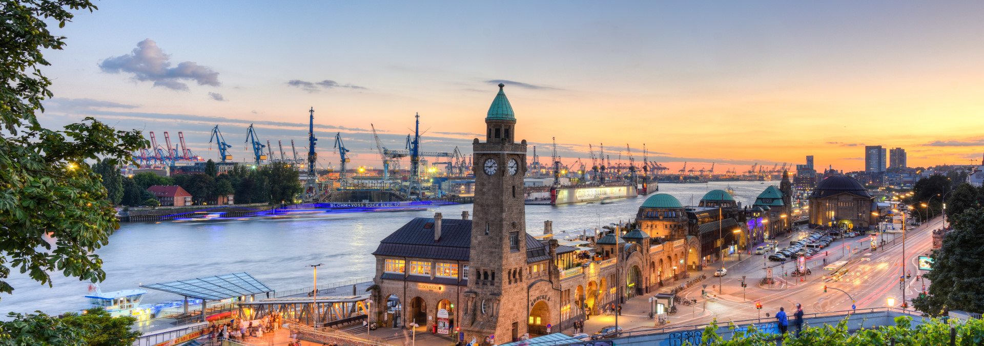 Wohnmobil an der Elbe – Hamburg